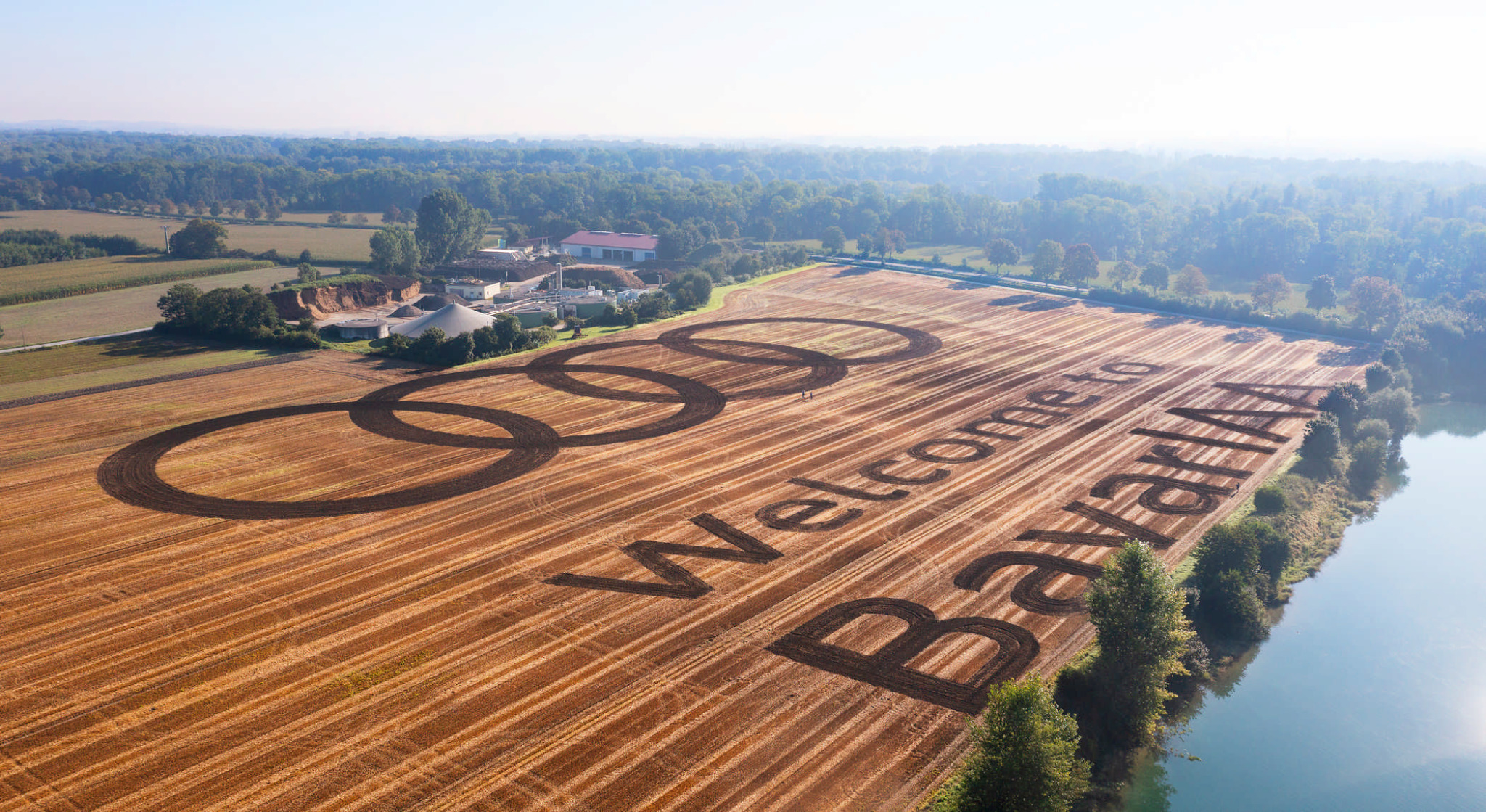 GEOXIP Ackerwerbung und Geobrandings zur IAA Mobility mit großem Audi Schriftzug und vier Ringen auf einer landwirtschaftlichen Fläche nahe Flughafen München – Beispiel für großformatige Feldwerbung, Geobranding und OOH-Kommunikation