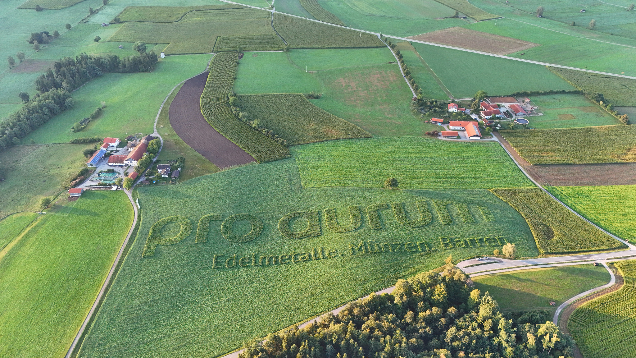 pro aurum Ackerwerbung von GEOXIP auf großflächigem Feld in Oberbayern – präzise umgesetzte Geobrandings und Geobranding als Beispiel für die Technologie der GEOXIP AG